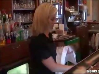 Blondīne barmaid earns daži par netīras filma uz bārs