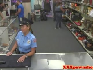 Skutočný záložňa sex video s bigass policajt v uniforma