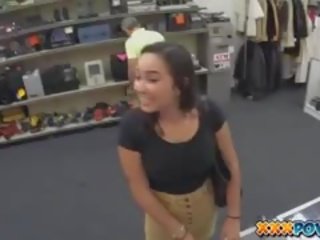 Enticing hogeschool dochter knippert haar tieten in publiek in een pawn winkel