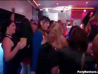 Impreza dziewczyny clubbing i pieprzenie