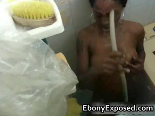 Meninas levando um duche escondido câmara