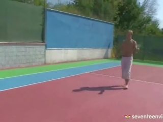 Blond tennis elsker