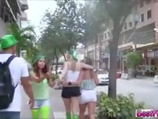 Bffs вулиця вечірка отримує hotter так швидко