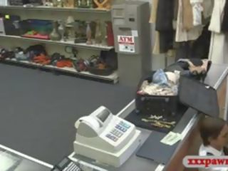 Amatér latina letuška dostane bouchl na the pawnshop