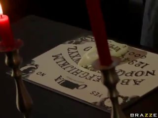 Janine brinquedos ouija para encontrar um spirit juntos perto por um maciço pepino